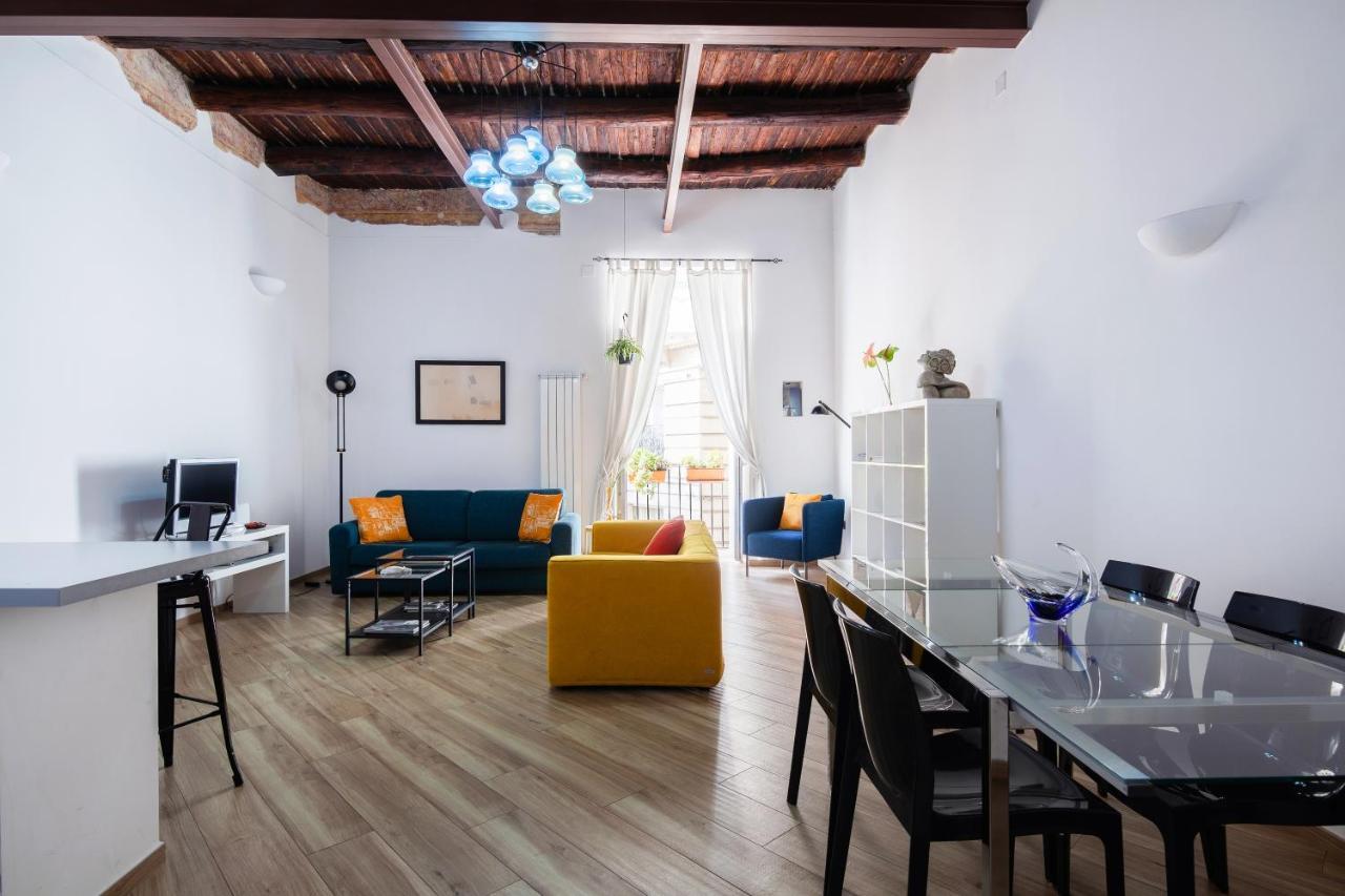 Appartamento Moderno Nel Centro Storico Naples Luaran gambar